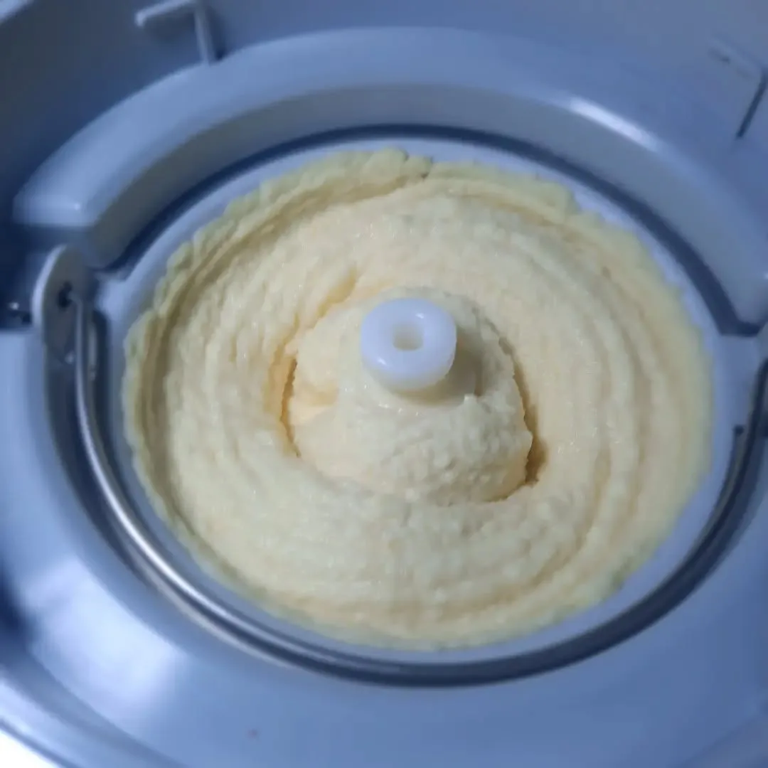 Gelato de creme saindo da batedeira