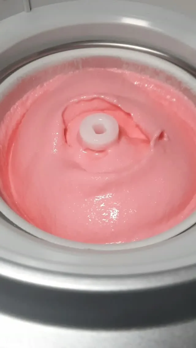 Gelato de morango na batedeira