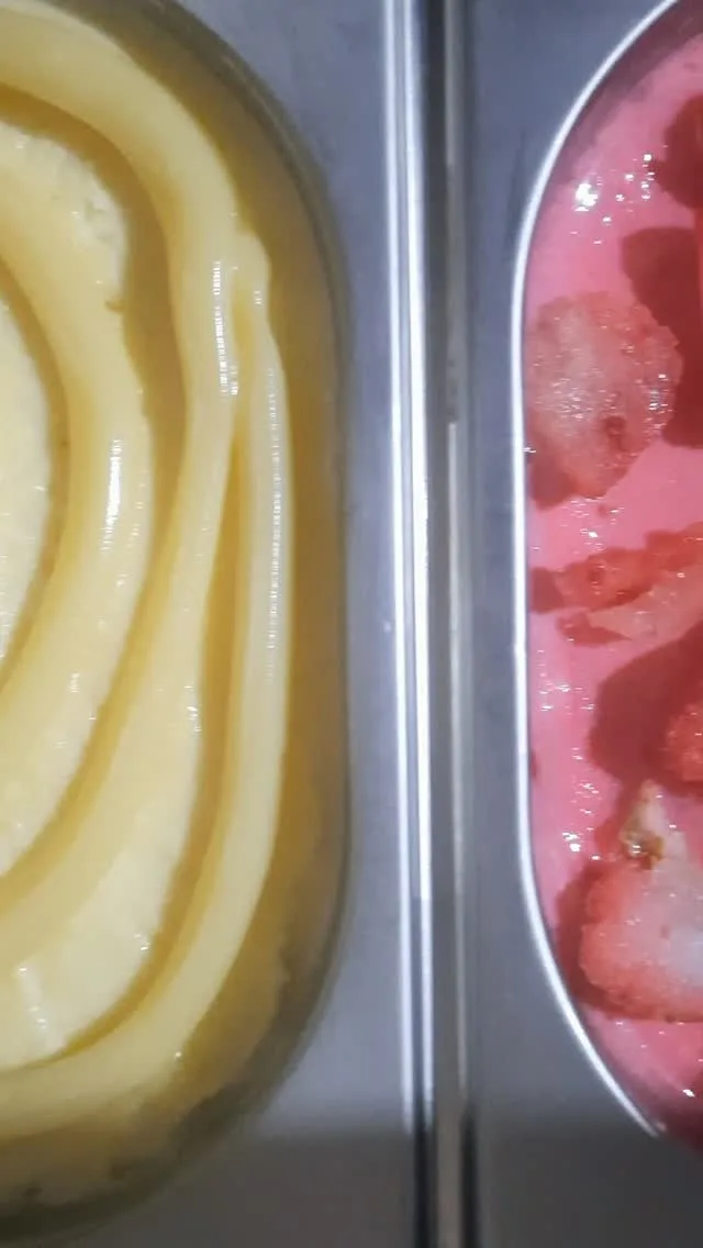Cubas de gelato na vitrine