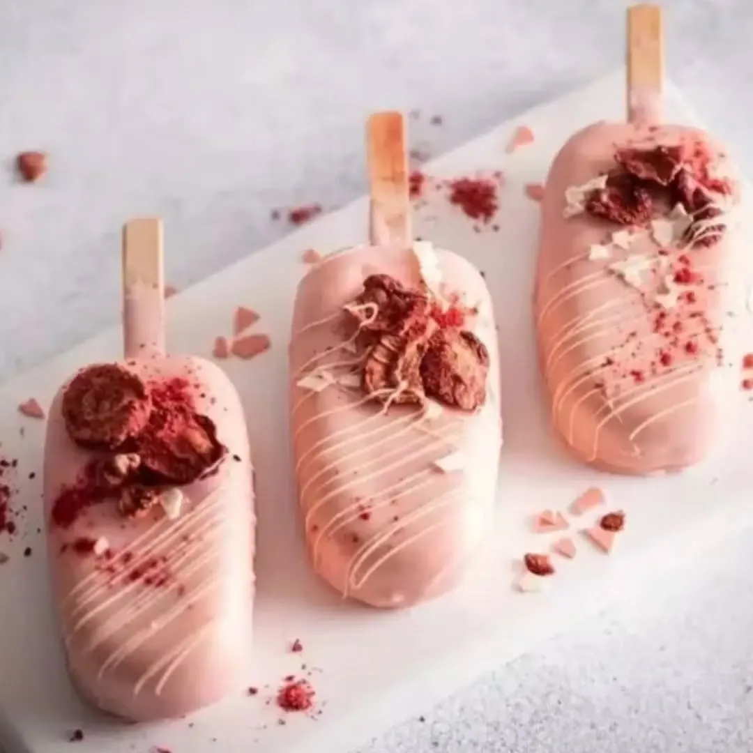 Gelato no palito de morango