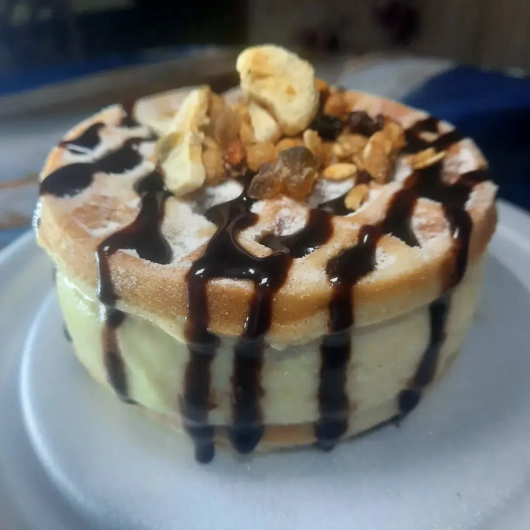Sandwich de gelato com calda de chocolate