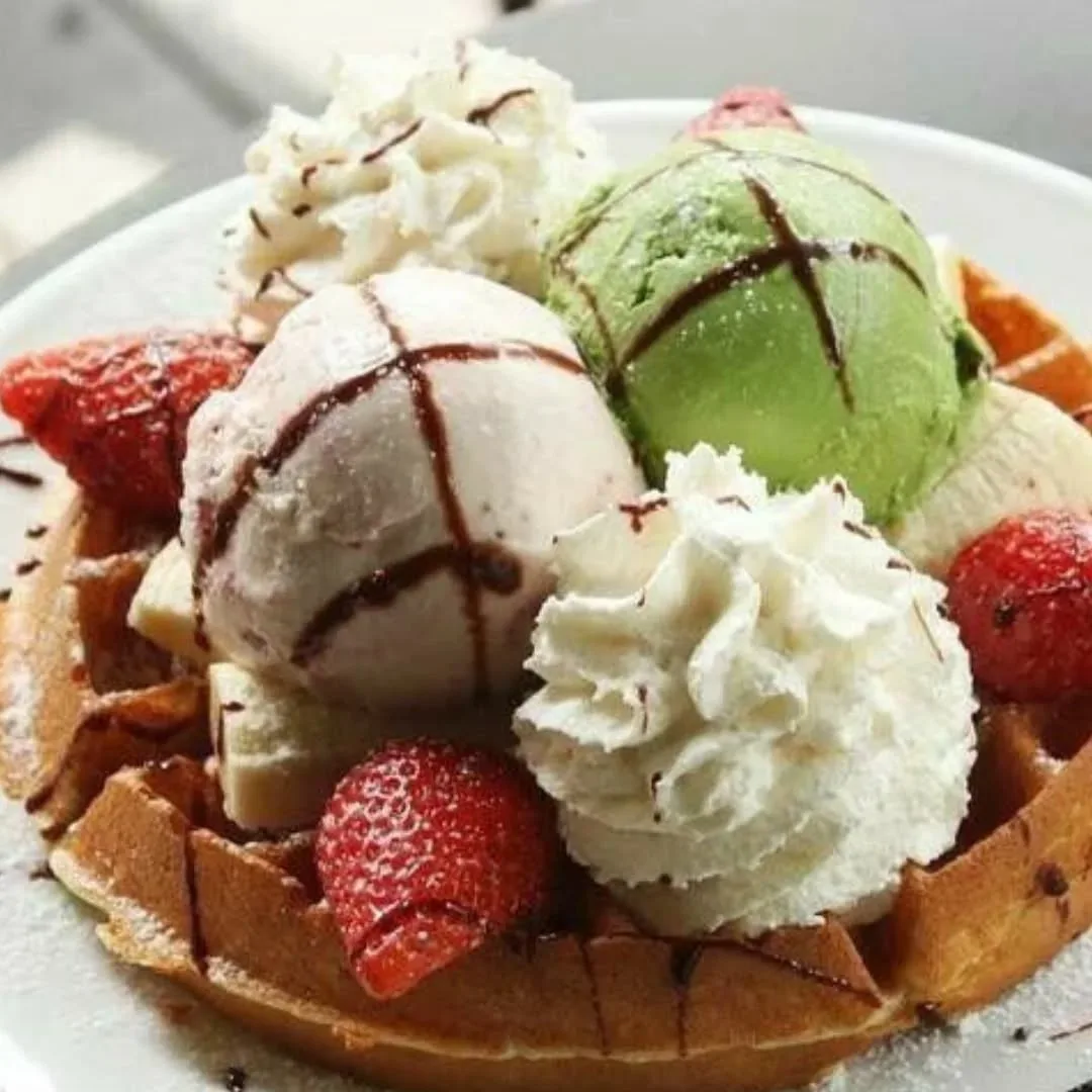 Waffle com gelato, frutas e calda quente